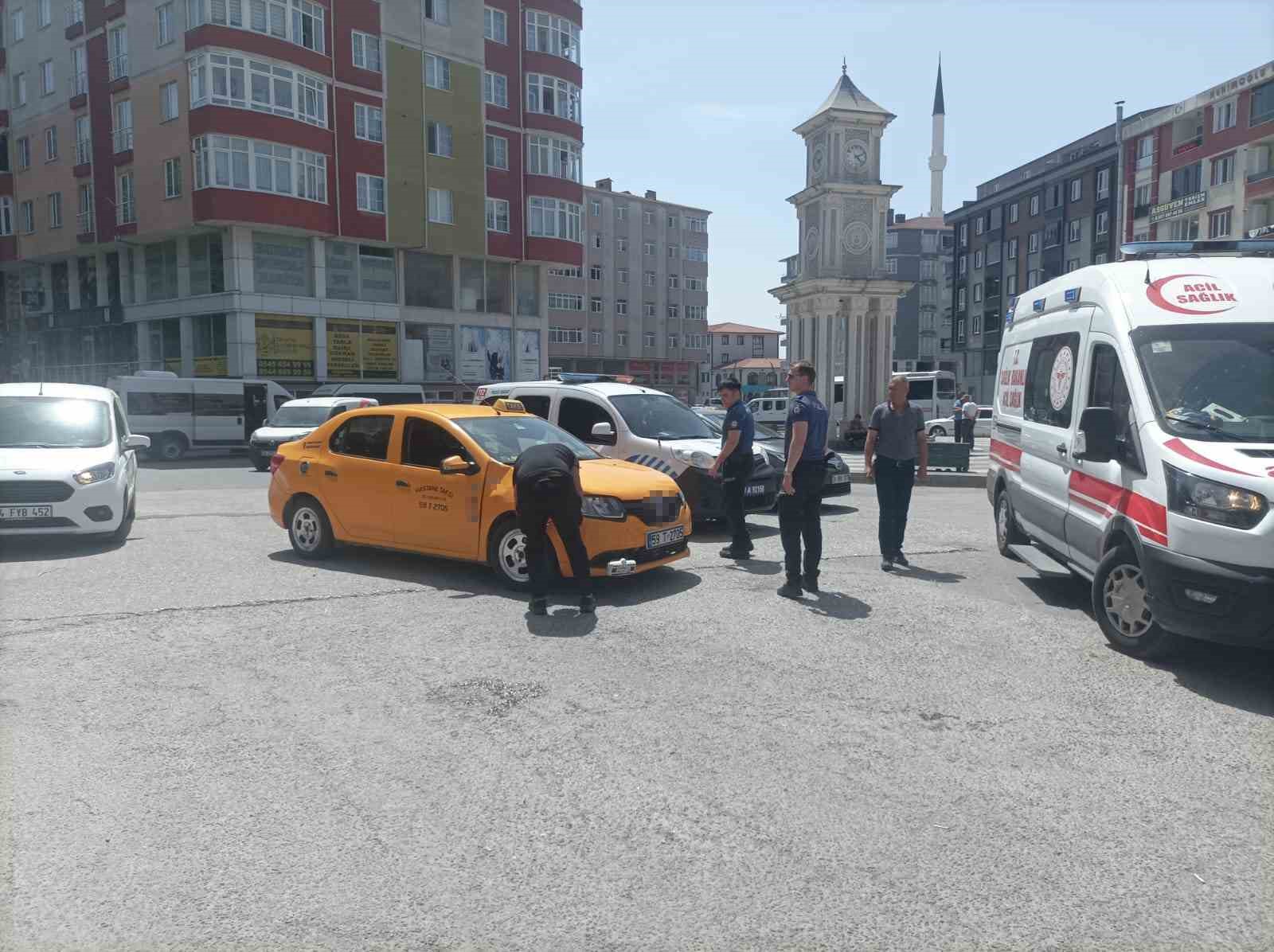 Kapaklı’da ticari taksi motosikletle çarpıştı: 1 yaralı