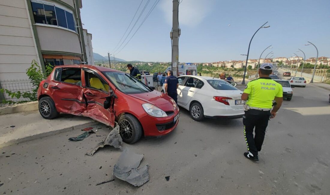 KARABÜK’TE İKİ OTOMOBİLİN ÇARPIŞMASI