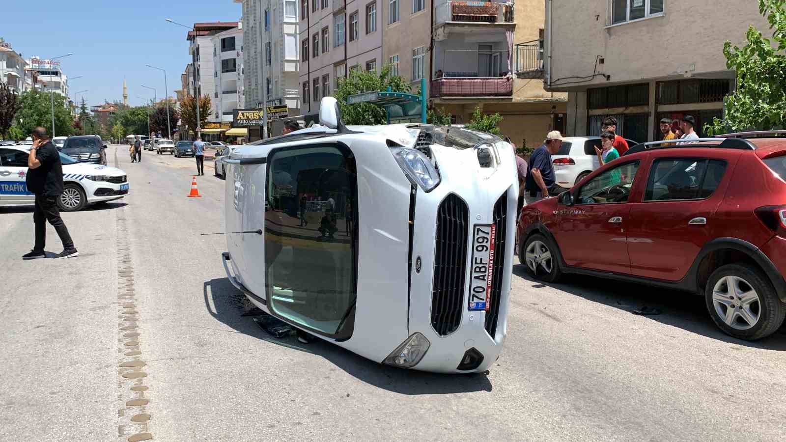 Karaman’da otomobil ile çarpışan hafif ticari araç yan yattı