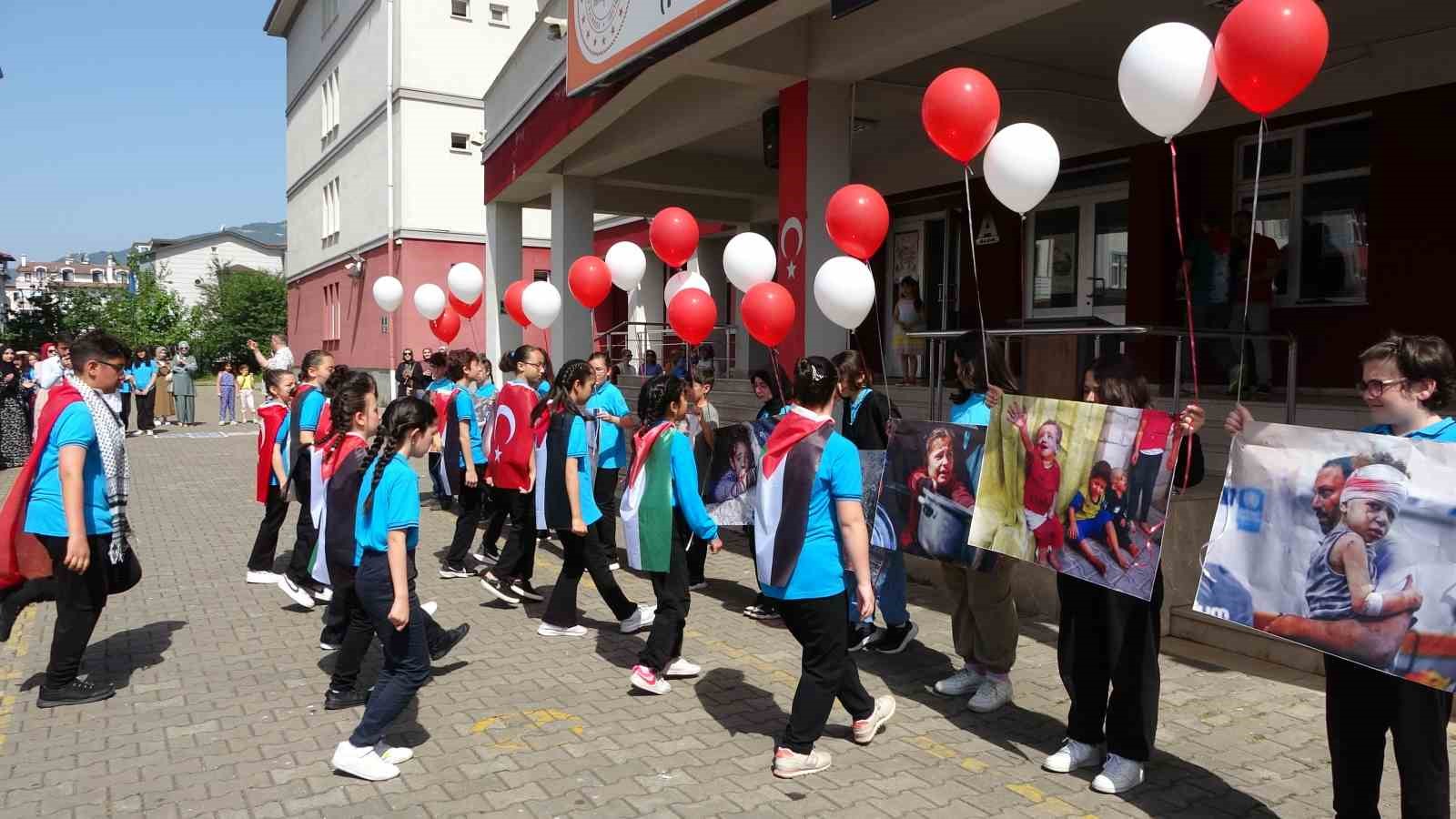 Karnelerini alan öğrenciler, Filistin’de ölen çocuklar için gökyüzüne balon bıraktı