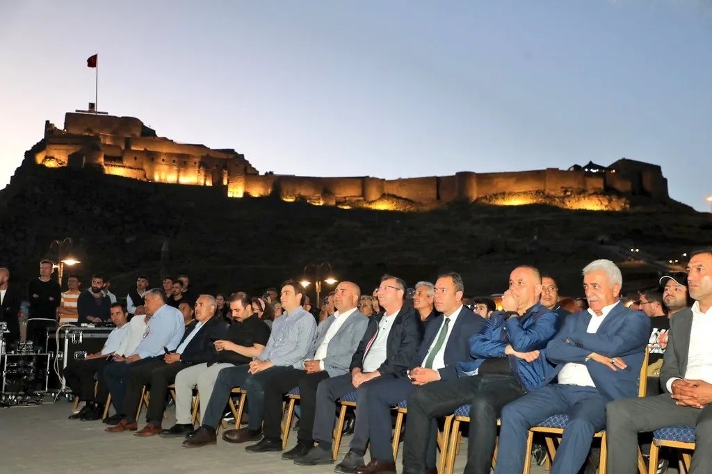 Kars’ta açık hava tiyatrosu yoğun ilgi gördü