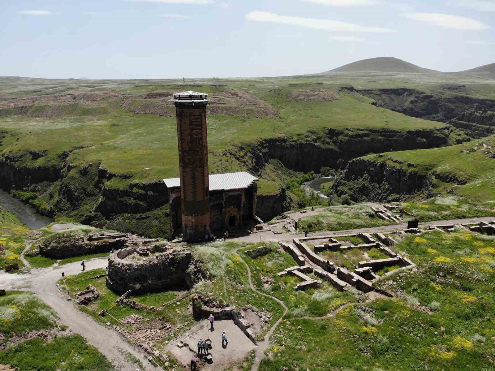 Kars’ta toprak altındaki tarih gün yüzüne çıkarılıyor