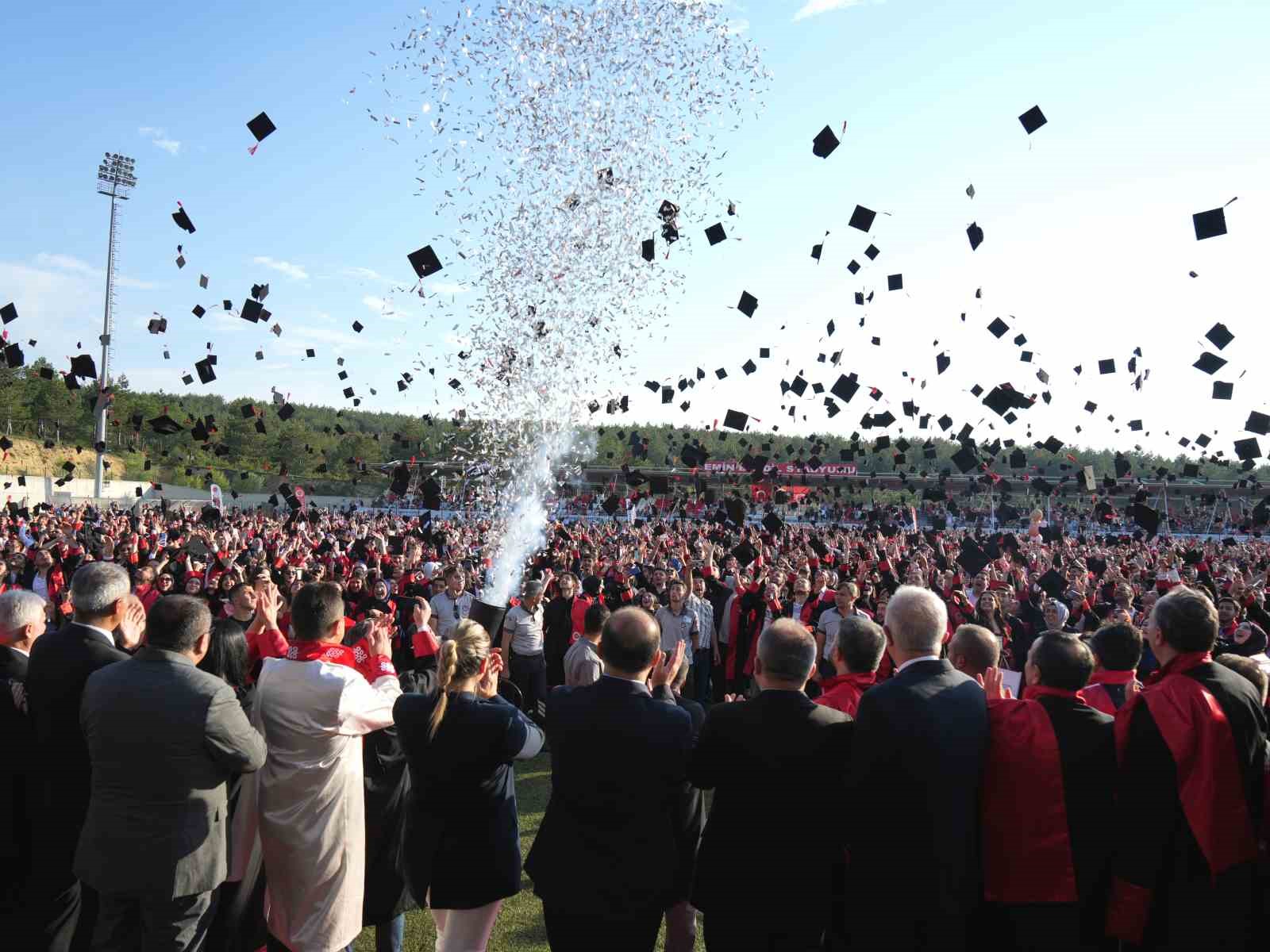 Kastamonu Üniversitesi’nde 4 bin 500 öğrenci mezuniyet sevinci yaşadı