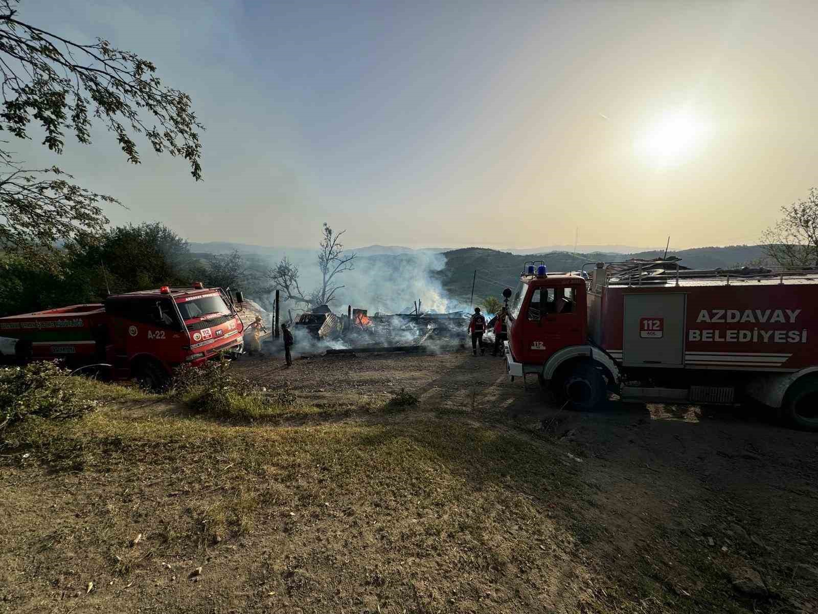 Kastamonu’da çıkan yangında garaj ve samanlık küle döndü