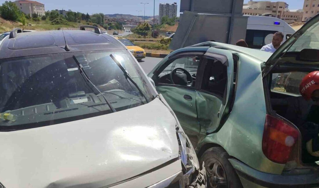 KASTAMONU’DA KAVŞAK İÇERİSİNDE KAMYONET