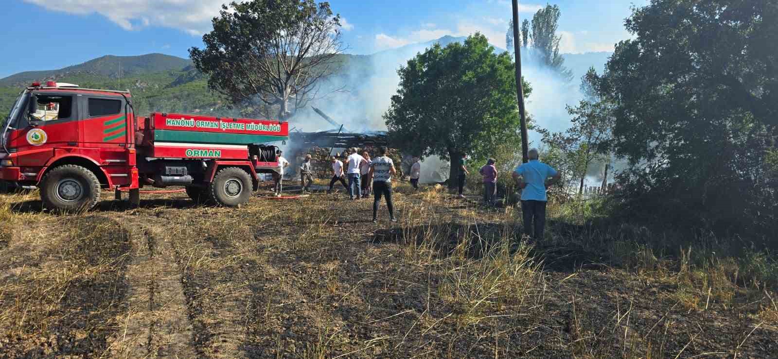 Kastamonu’da üç samanlık ve ekin tarlası yandı