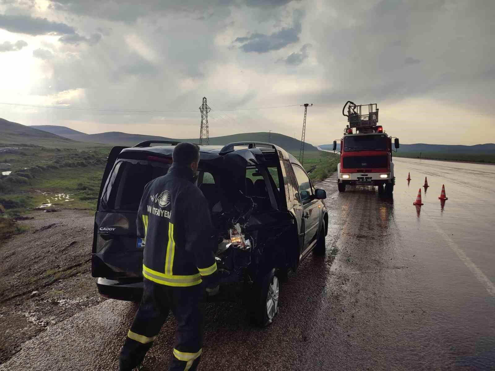 Kaygan yolda zincirleme kaza: 5 yaralı