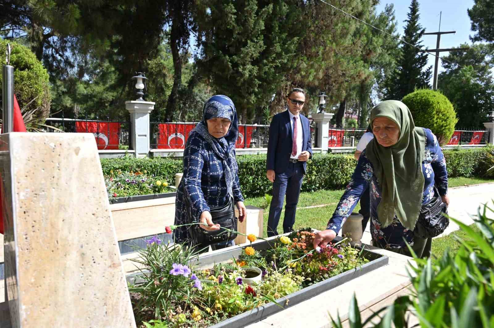 Kepez’de bayram öncesi şehit aileleri unutulmadı