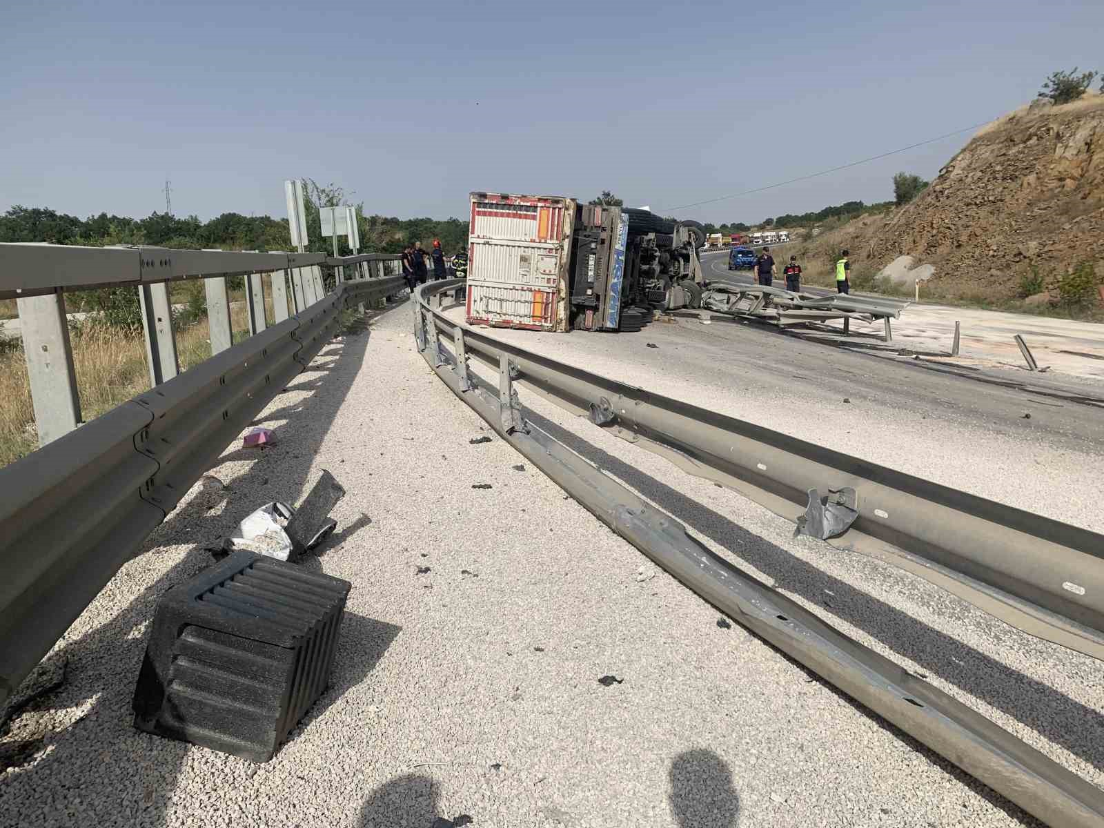 Kırklareli’nde tır devrildi: 1 ölü