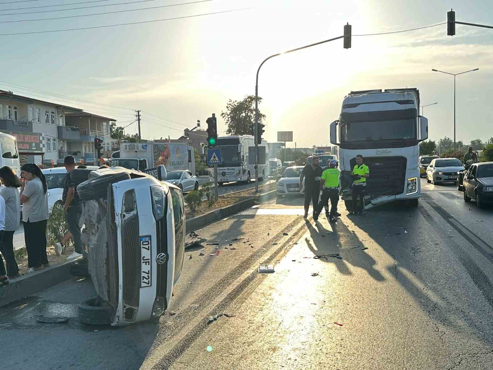 Kırmızı ışıkta duramayan kamyon, çarptığı otomobile takla attırdı: 2 yaralı