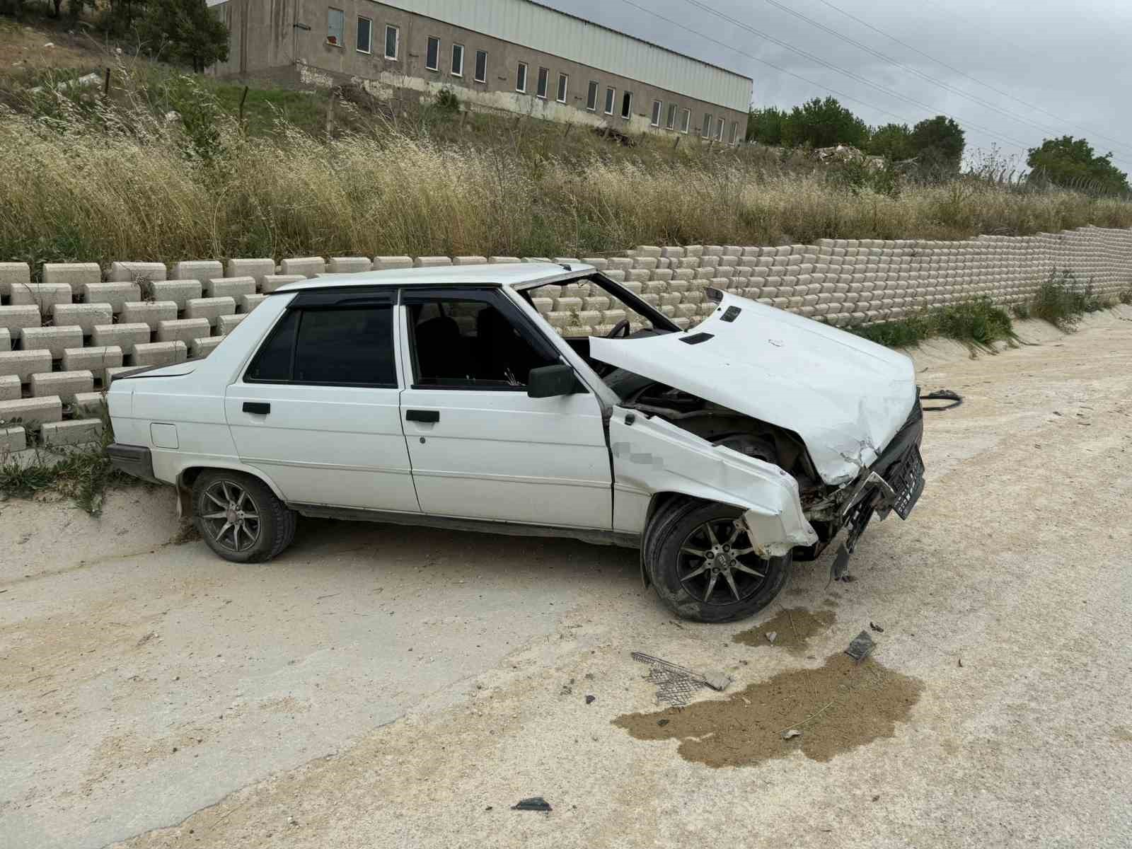 Kontrolde çıkan aracın istinat duvarına çarpması sonucu 1 kişi yaralandı