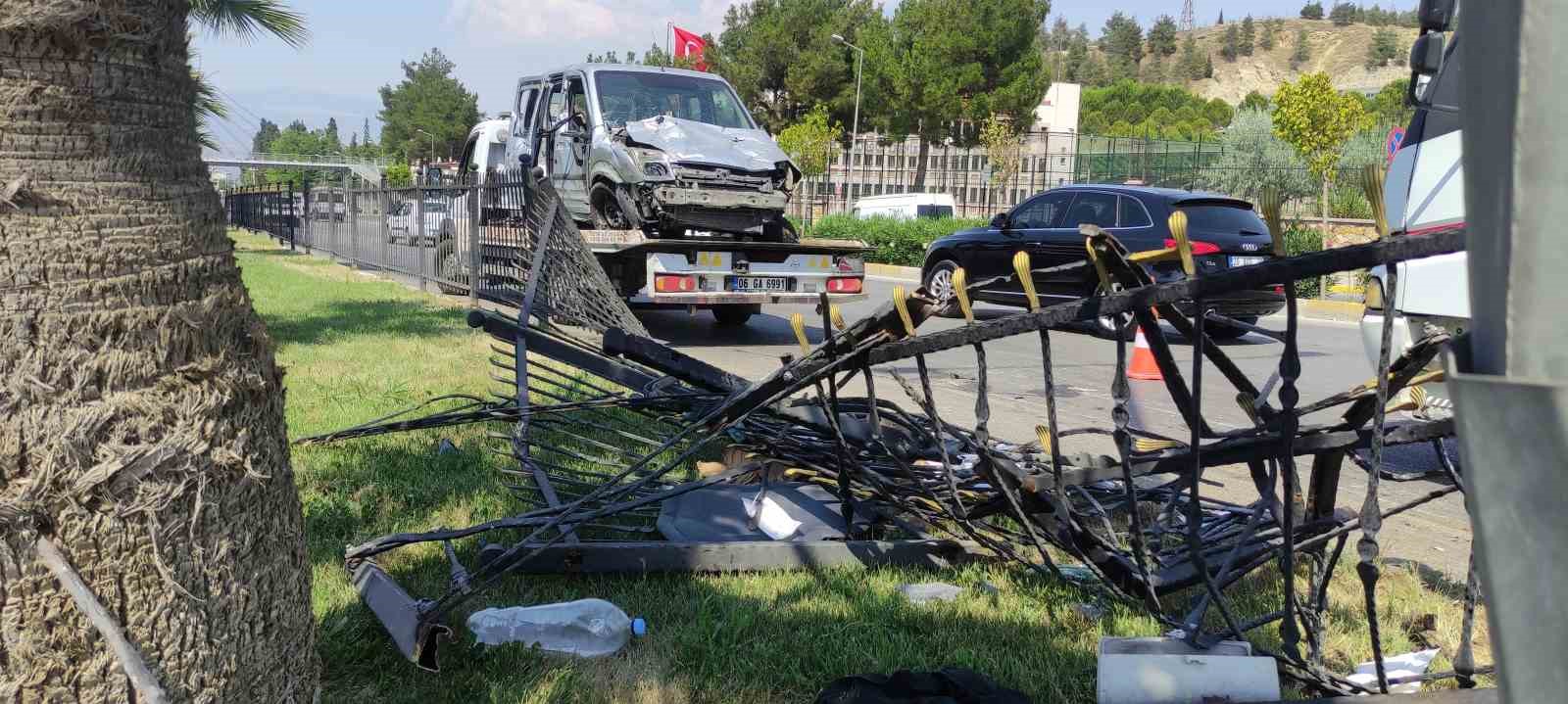 Kontrolden çıkan aracın refüjdeki bariyerlere çarpması sonucu 1’i ağır 7 kişi yaralandı