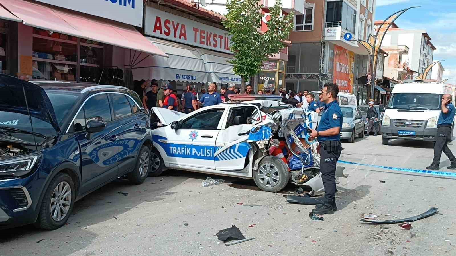 Kontrolden çıkan cip polis otosu ile iki araca çarptı: 2’si polis 3 yaralı