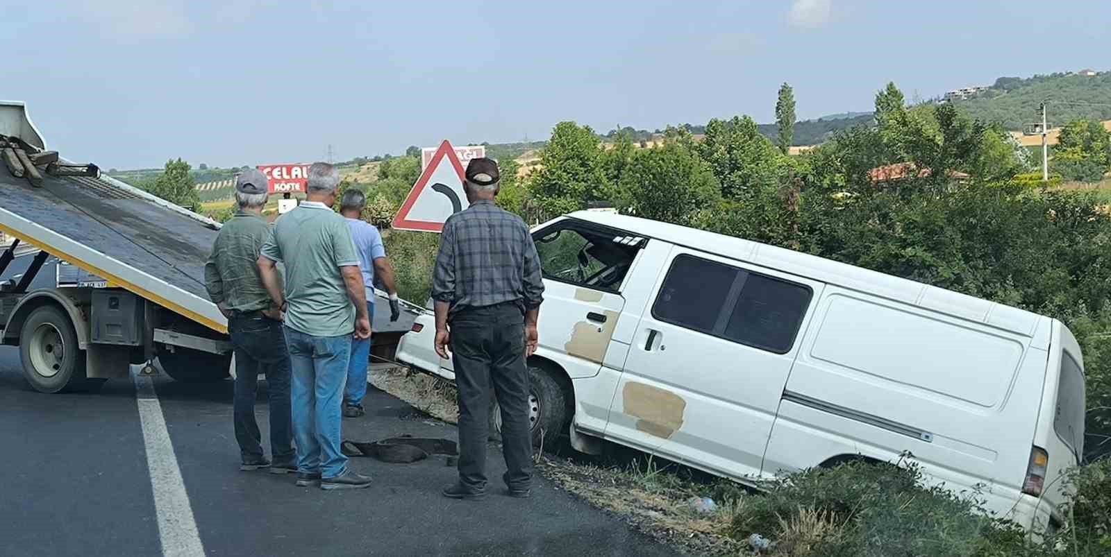 Kontrolden çıkan minibüs şarampole uçtu: 5 yaralı