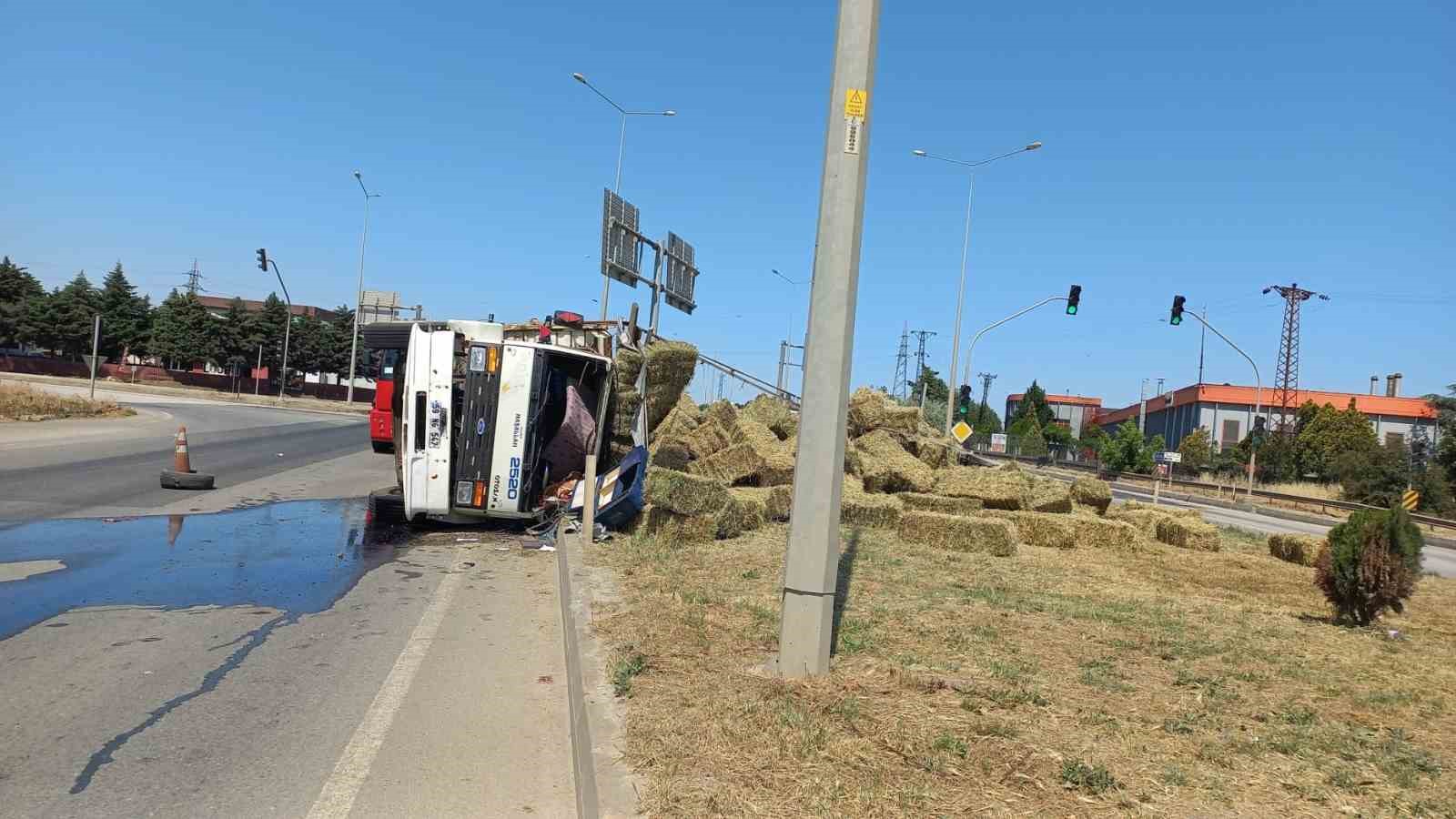 Kontrolden çıkan saman balyası yüklü kamyon devrildi