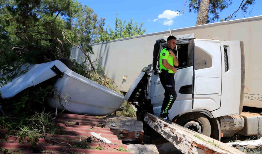 ANTALYA'DA YOLDAN ÇIKAN TIR