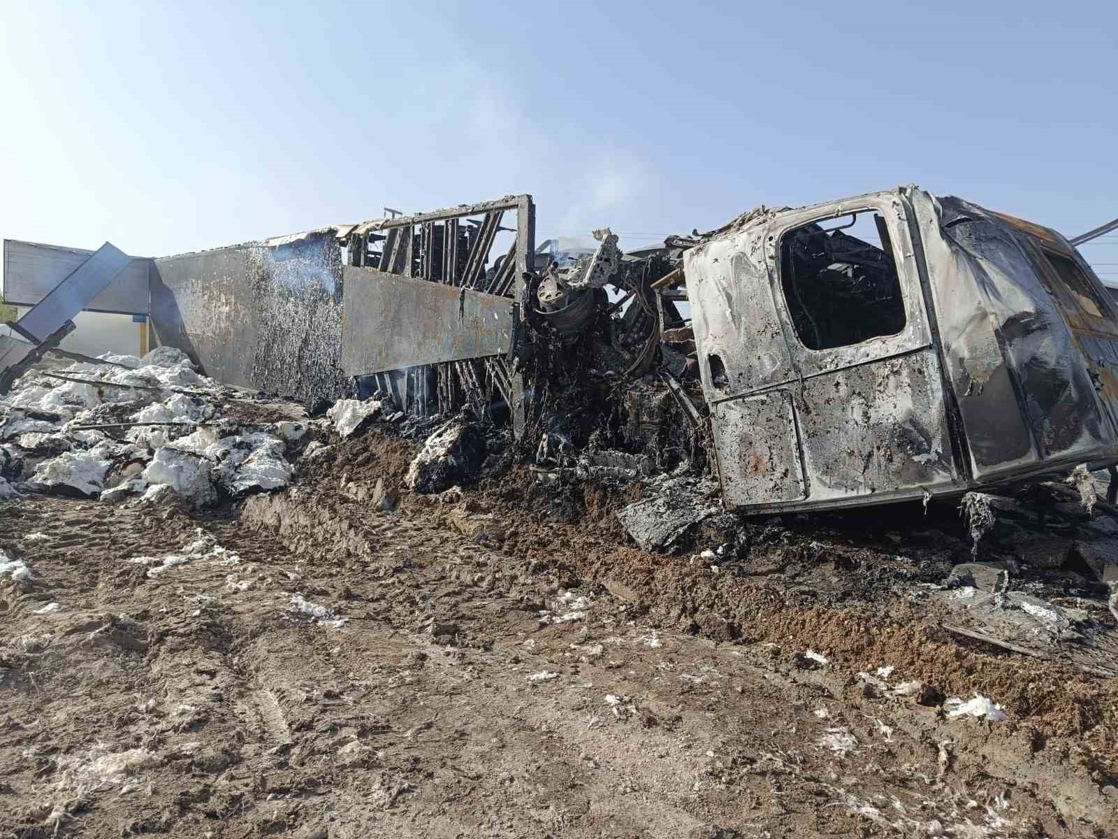 Konya’da devrilen tır yandı, sürücü kurtarılamadı