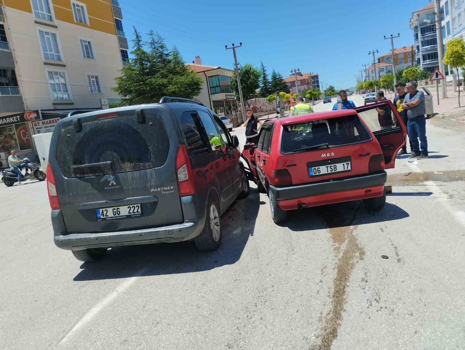 Konya’da otomobil ile hafif ticari araç çarpıştı: 5 yaralı