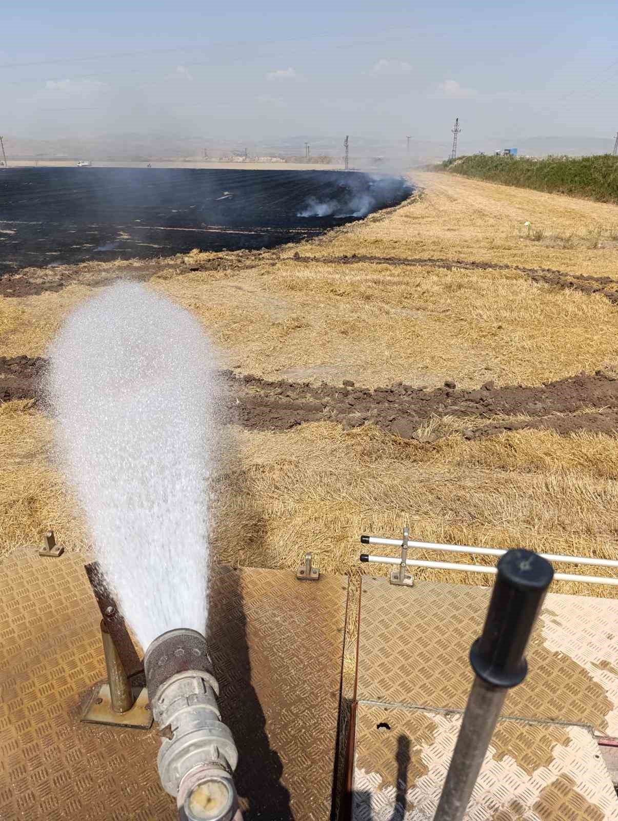 HATAY'IN KUMLU İLÇESİNDE BİR TARLADA ANIZ YANGINI İTFAİYE EKİPLERİ SÖNDÜRDÜ.