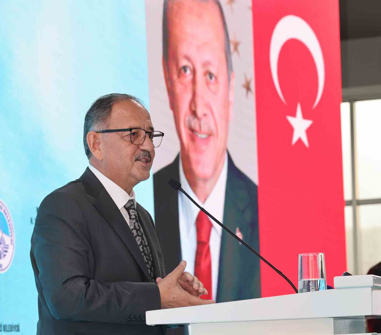 BAKAN ÖZHASEKİ: “ÇEVRE PROJELERİNİN ÖNCÜSÜ SIFIR ATIK HAREKETİ İLE GERİ