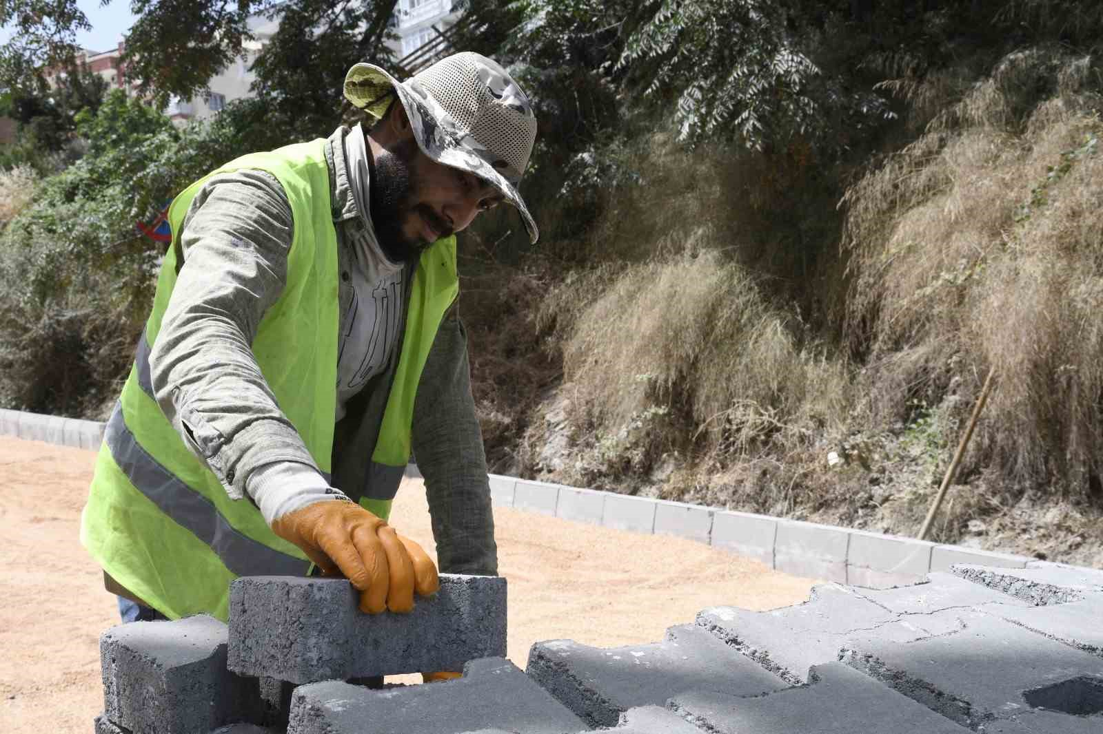 Kuşadası Belediyesi’nin yol yapım çalışmaları sürüyor