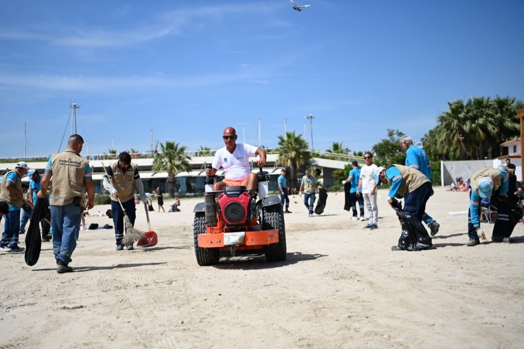 Kuşadası halk plajlarına ’bayram’ dokunuşu