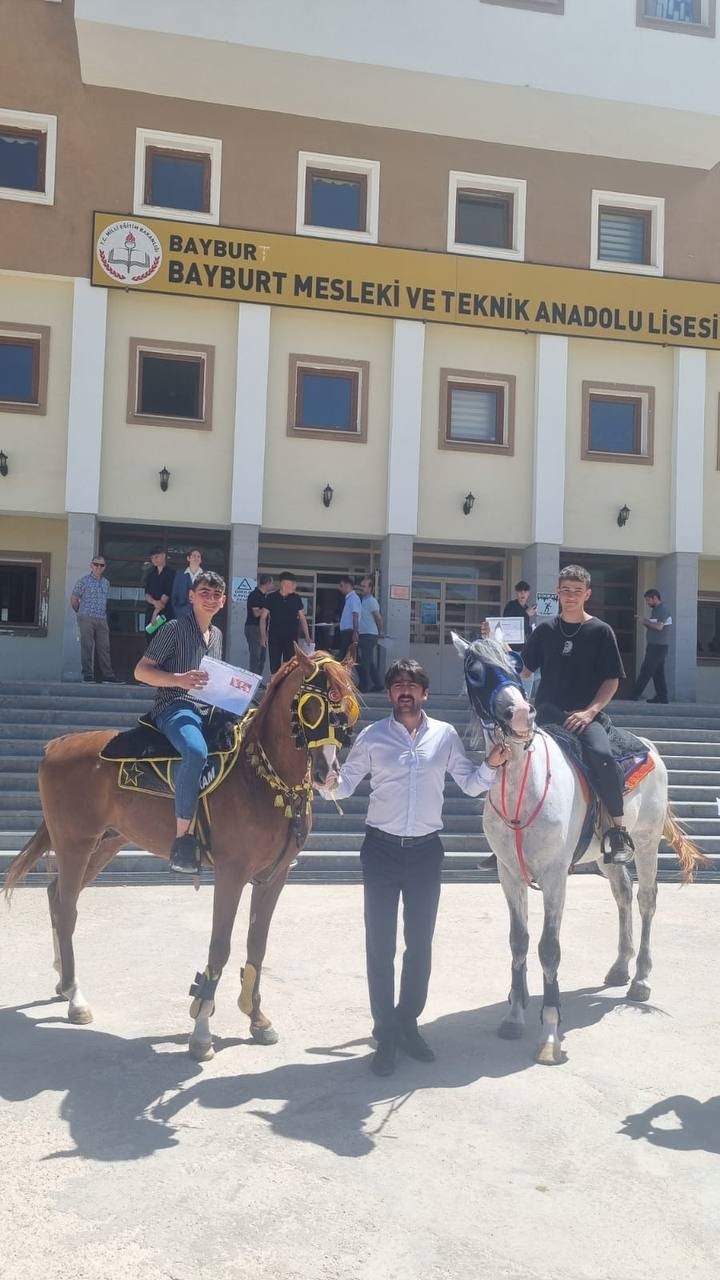 Lise öğrencileri karne almaya atlarla gittiler: “Ehliyetim olmadığı için ben de atla geldim”