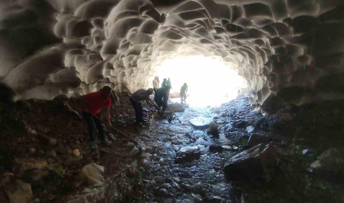 VAN'IN BAHÇESARAY İLÇESİNDE KIŞIN