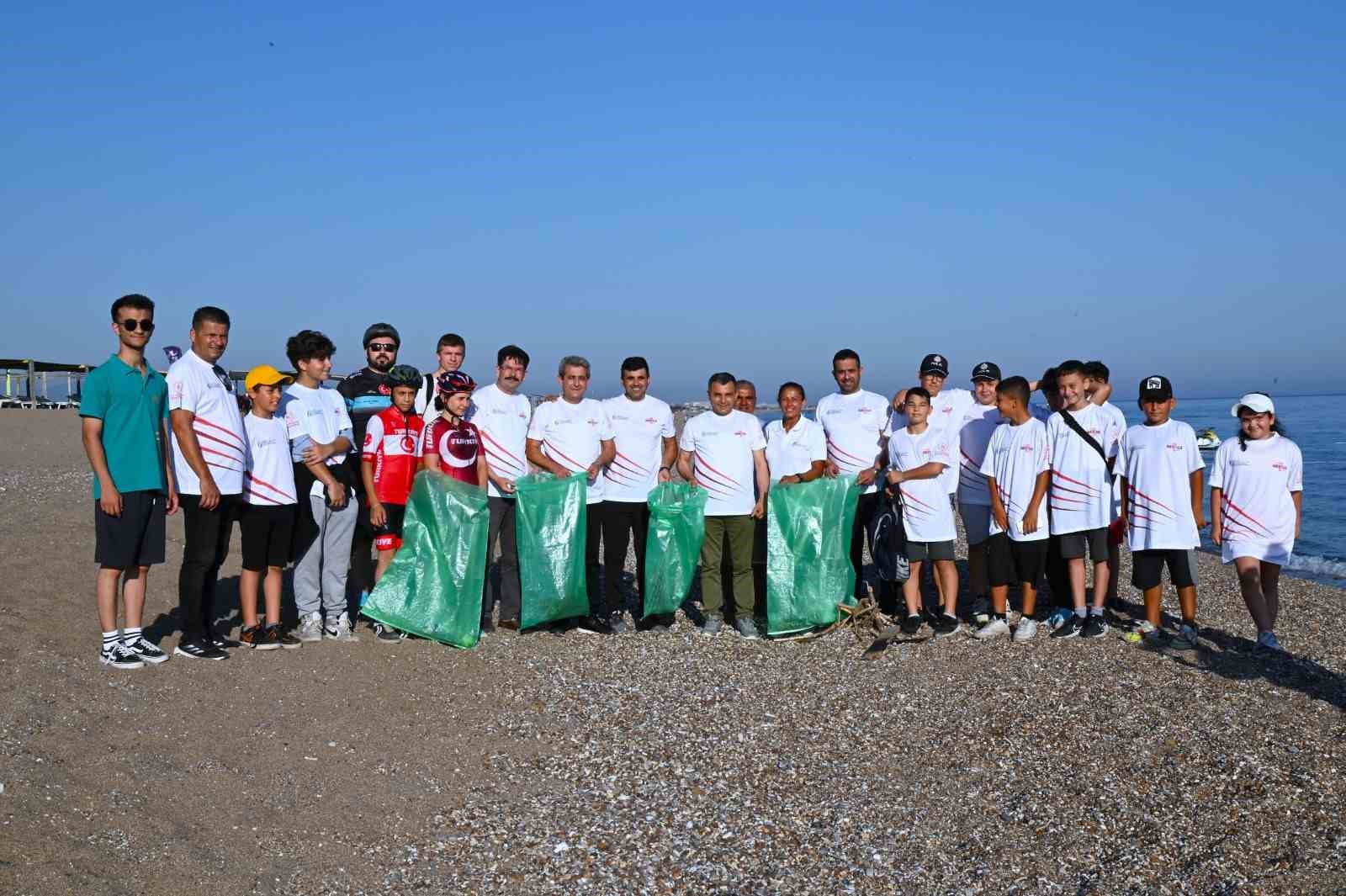 Manavgat’ta doğa tutkunları sahili temizledi