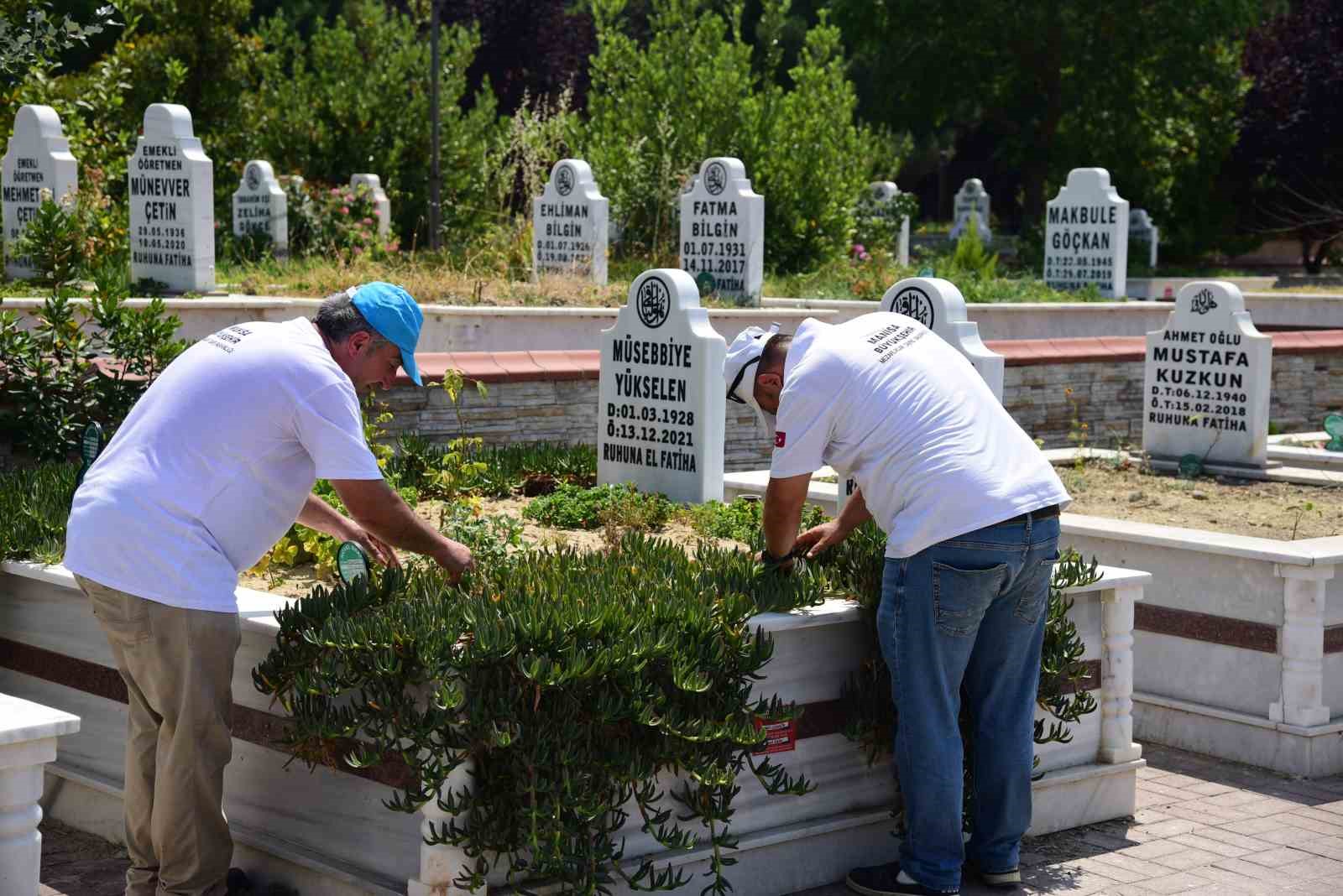 Manisa’da mezarlıklar bayrama hazır