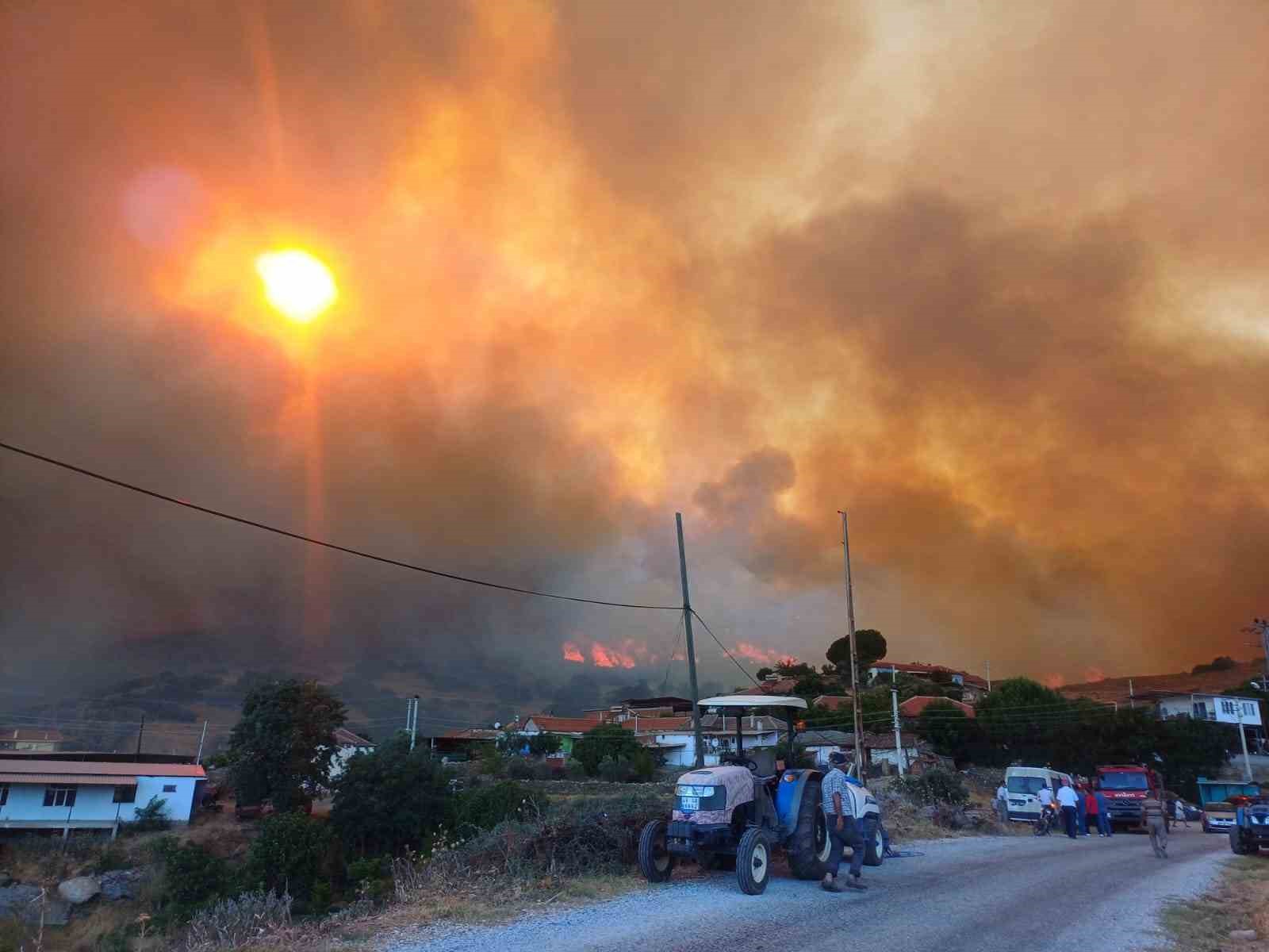 Manisa’daki orman yangını evleri tehdit etti