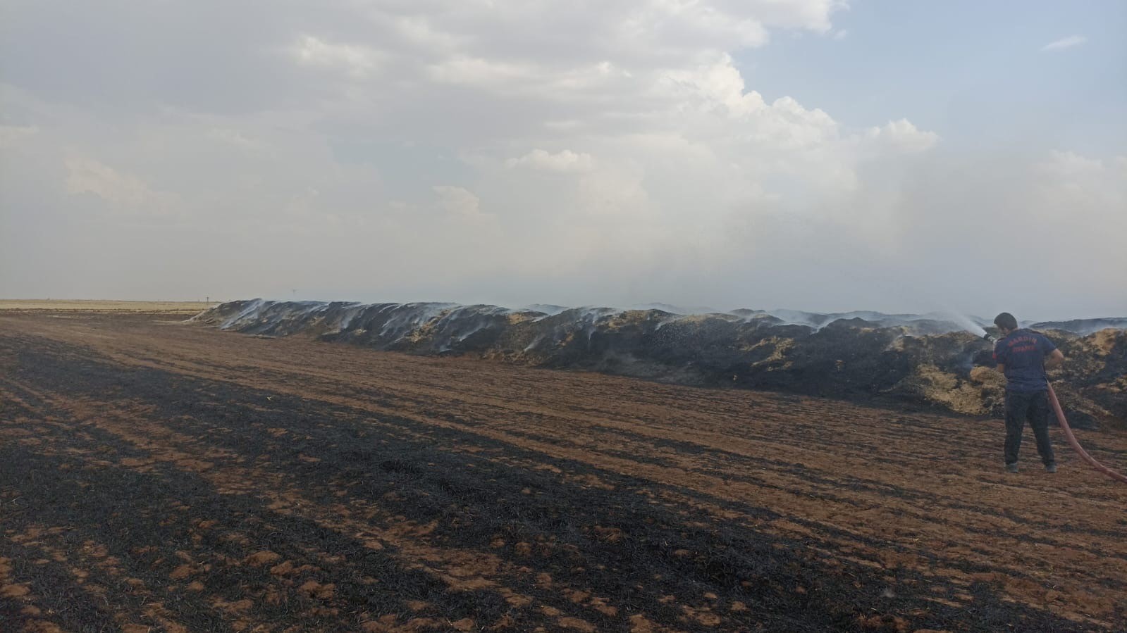 Mardin’de 300 ton saman balyası kül oldu