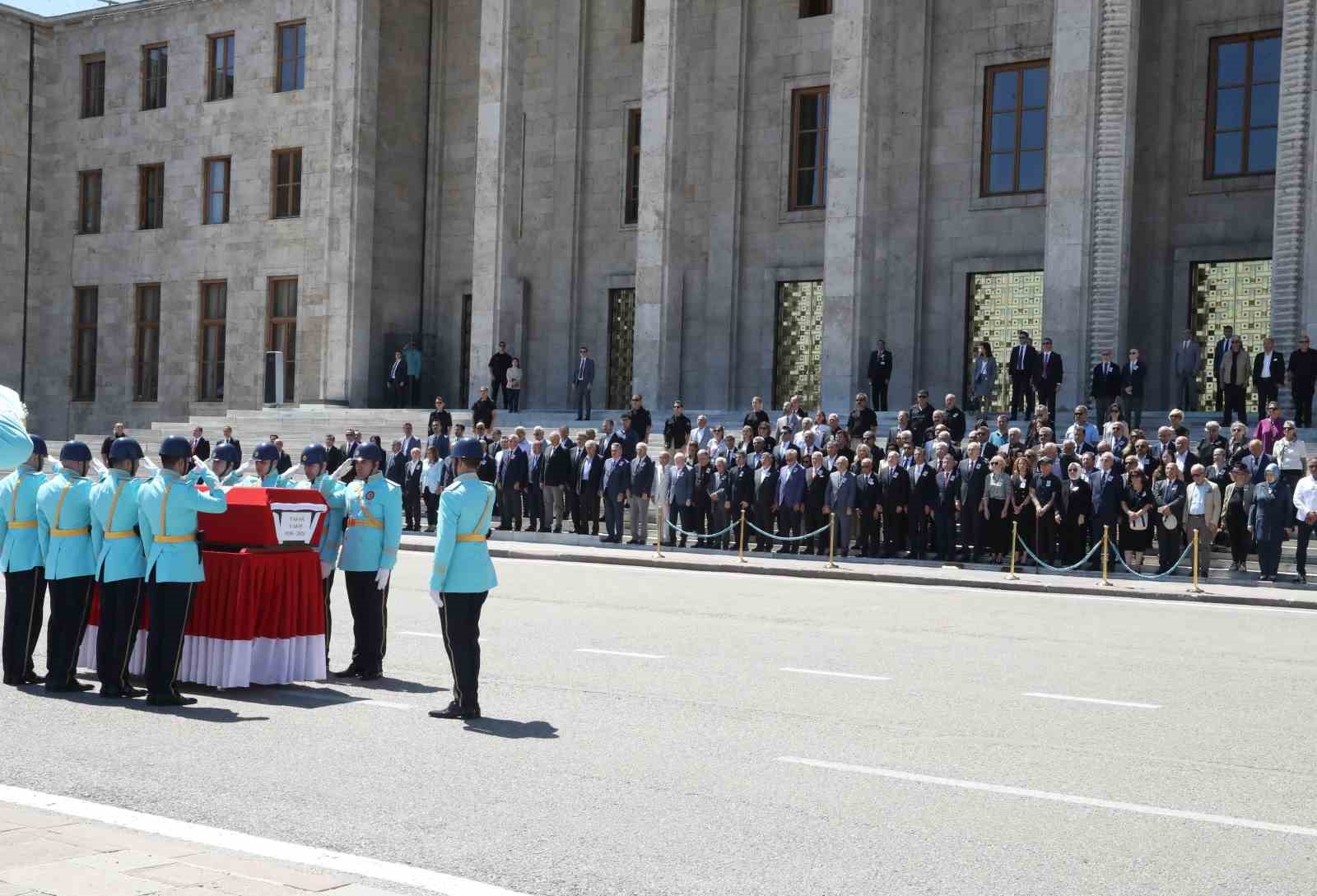 ANKARA'DA TEDAVİ GÖRDÜĞÜ HASTANEDE HAYATINI KAYBEDEN AK PARTİ'NİN İLK DIșİșLERİ