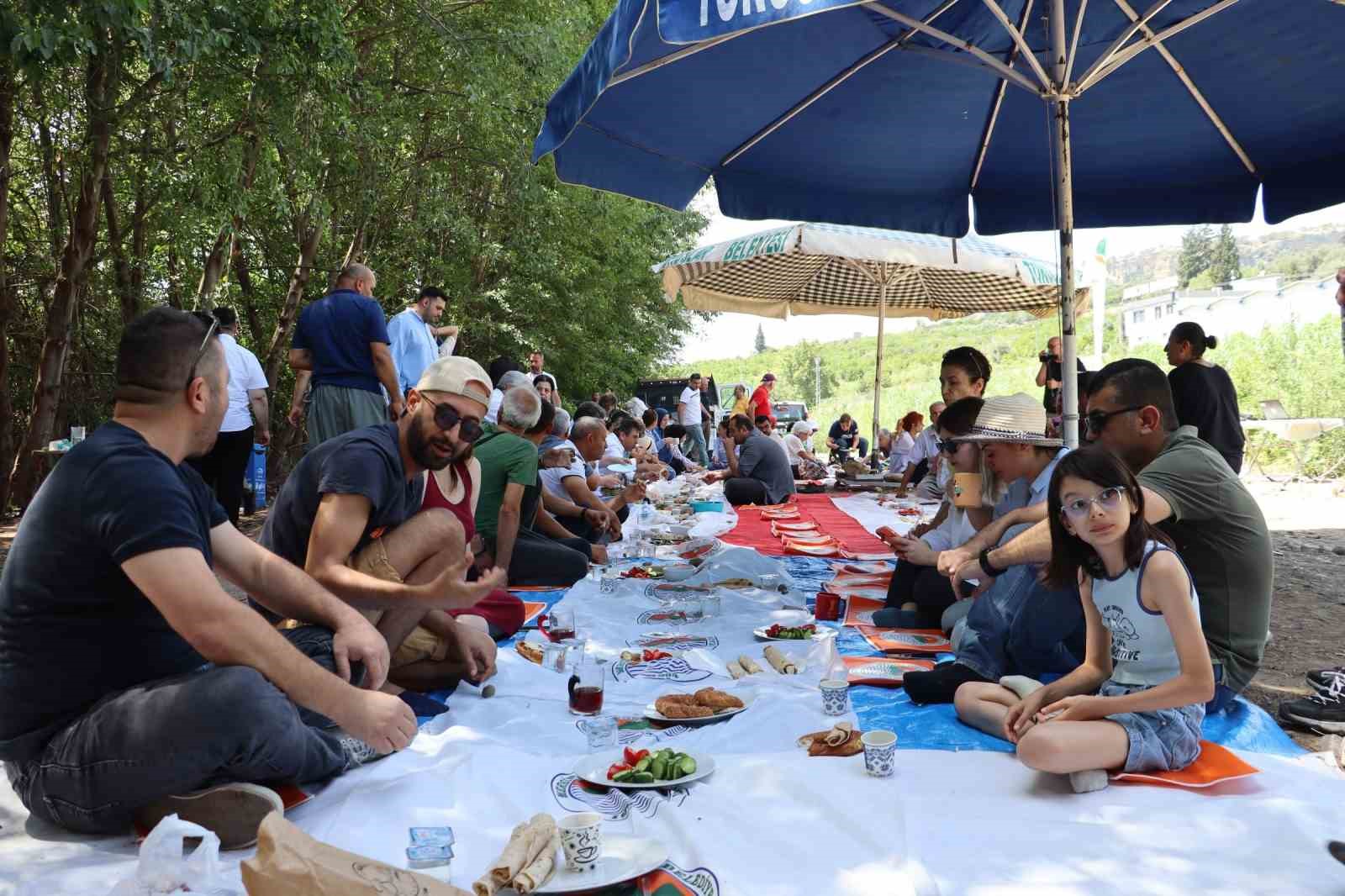 Mersin’de çevre sorunlarına karşı ’Yeryüzü Sofrası’ kuruldu