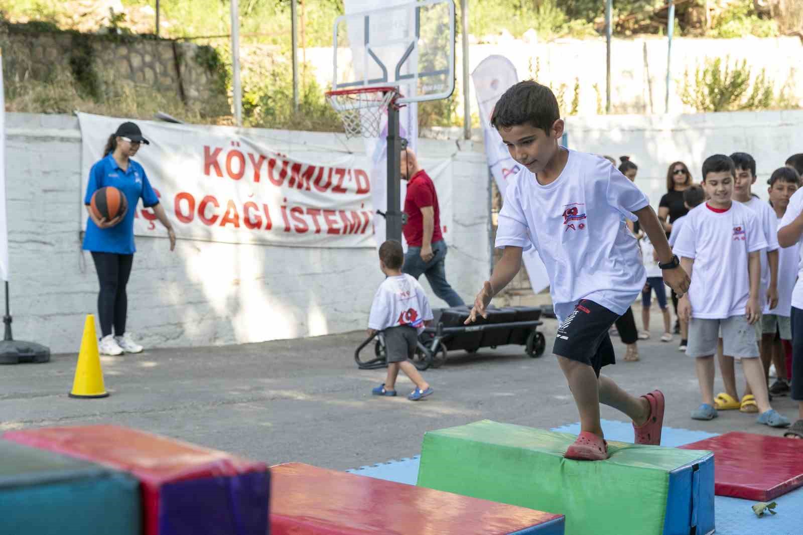 Mersin’de çocuklar ’Sporbüs’ ile sporla buluşuyor