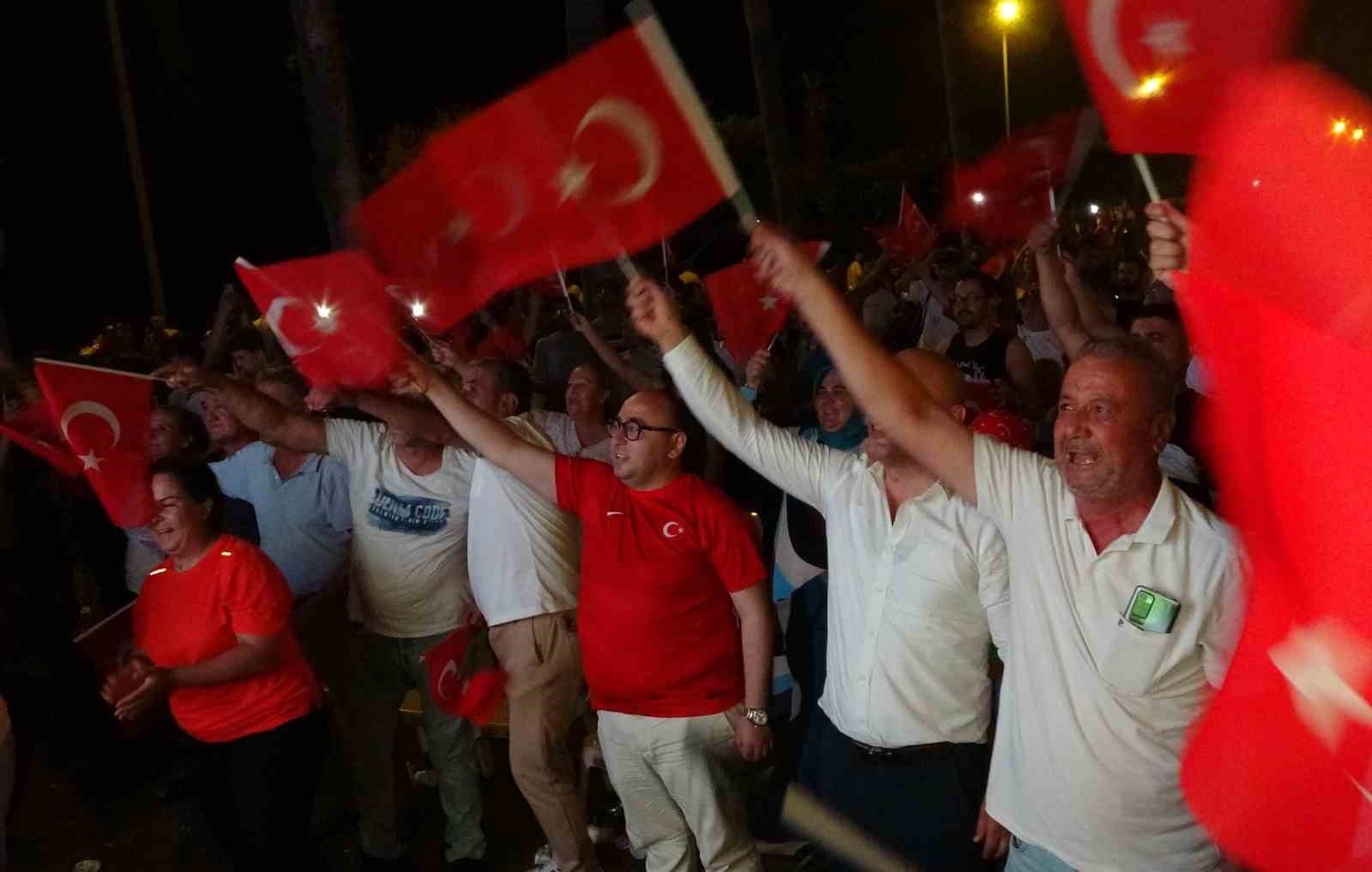 Mersin’de milli maç coşkusu, gol anlarının heyecanı görüntülere yansıdı