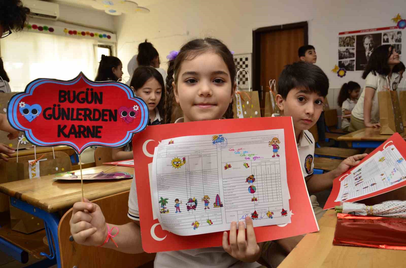 Mersin’de öğrenciler karne heyecanı yaşadı