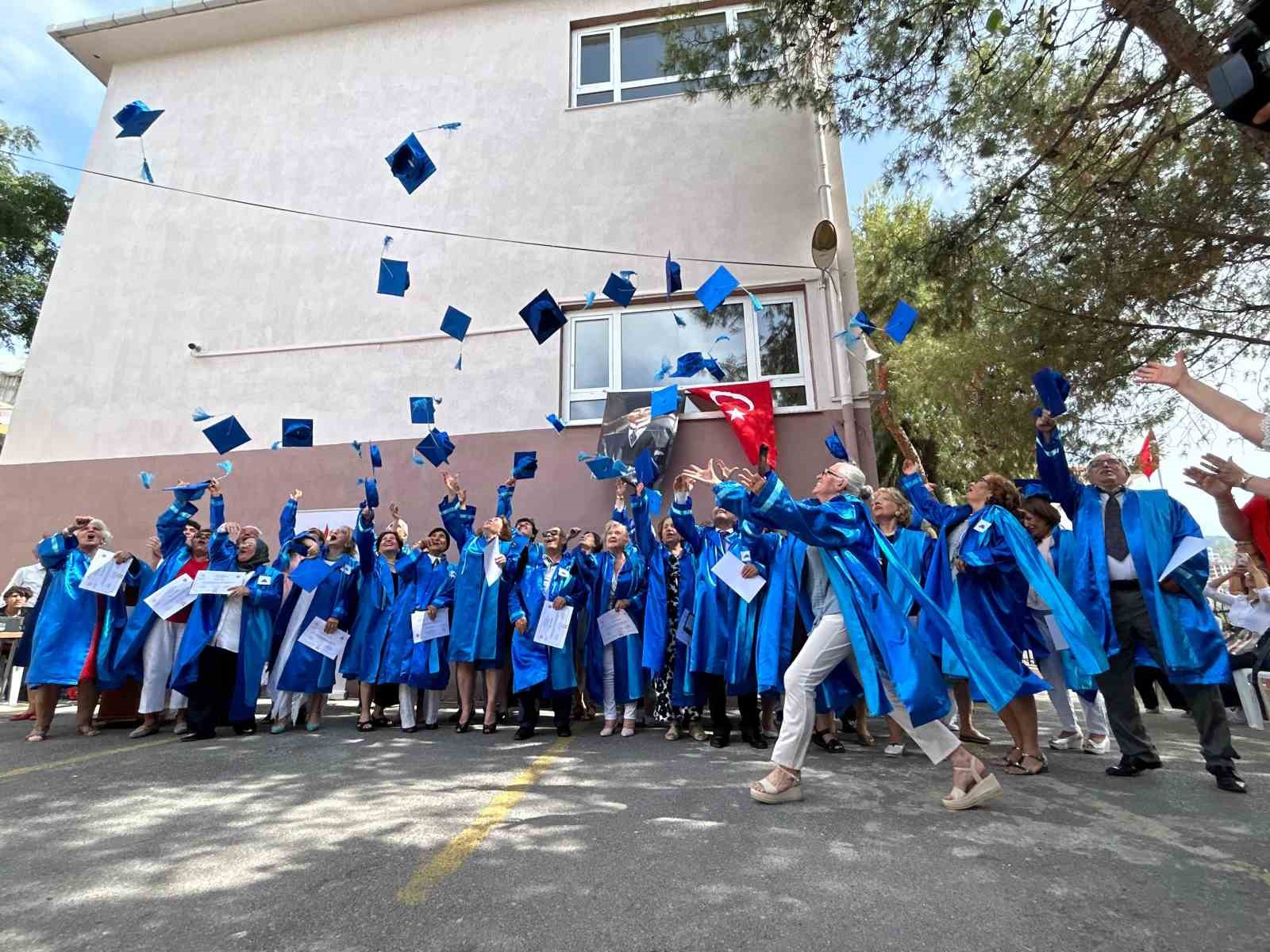 Mezun olduğu okulda öğretmenlik yapmış olan da var, diplomasını lise öğretmeninden alan da