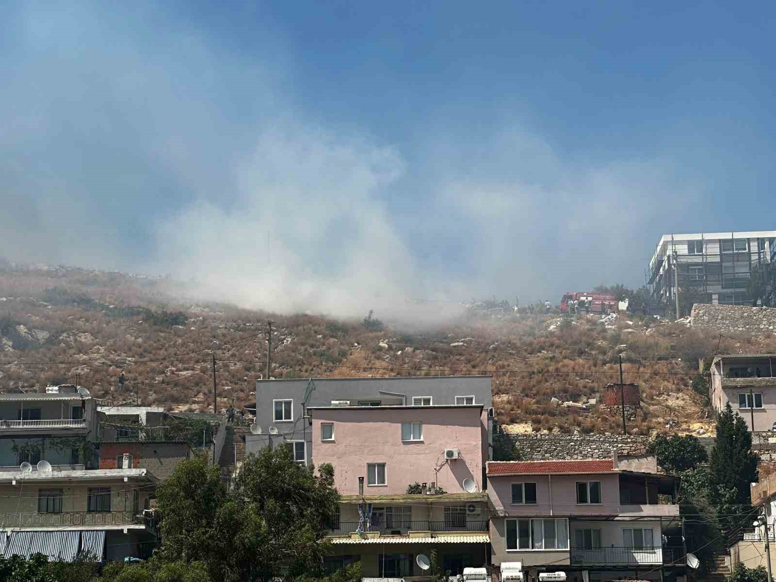 Milas’ta makilik yangını evleri tehdit etti