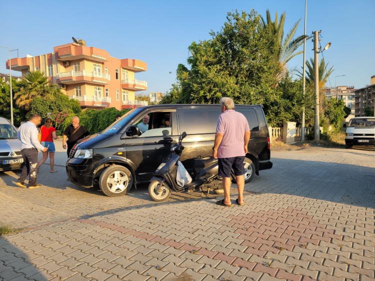 Minibüs ile motosiklet çapıştı: 1 yaralı