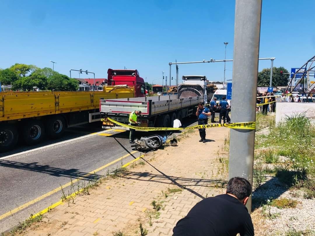 Motosiklet tırın altına girdi: 1 ölü 1 yaralı