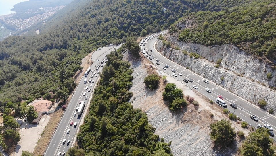 Muğla’da 15 kilometrelik araç kuyruğu dron ile görüntülendi