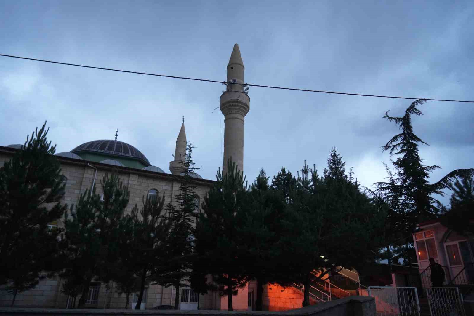 Niğde’de fırtına ağaçları devirdi, kopan elektrik telleri yangına sebep oldu