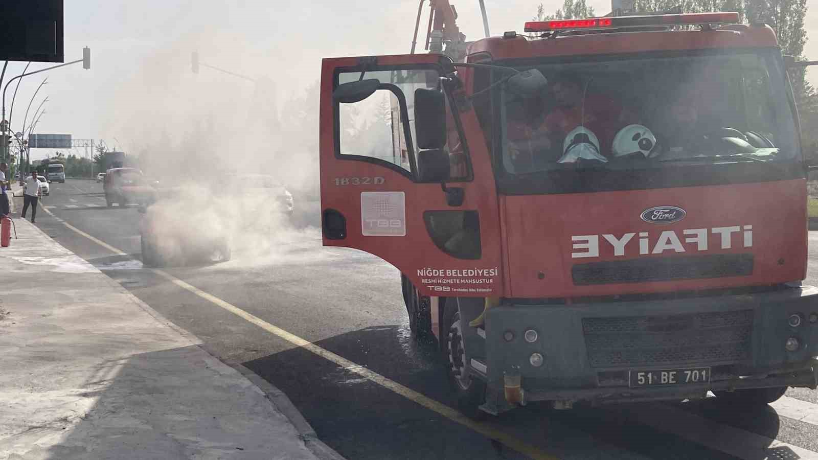 Niğde’de seyir halindeki otomobilde yangın çıktı