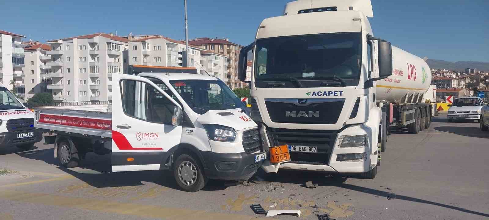 Niğde’de tır ile kamyonet çarpıştı: 1 yaralı