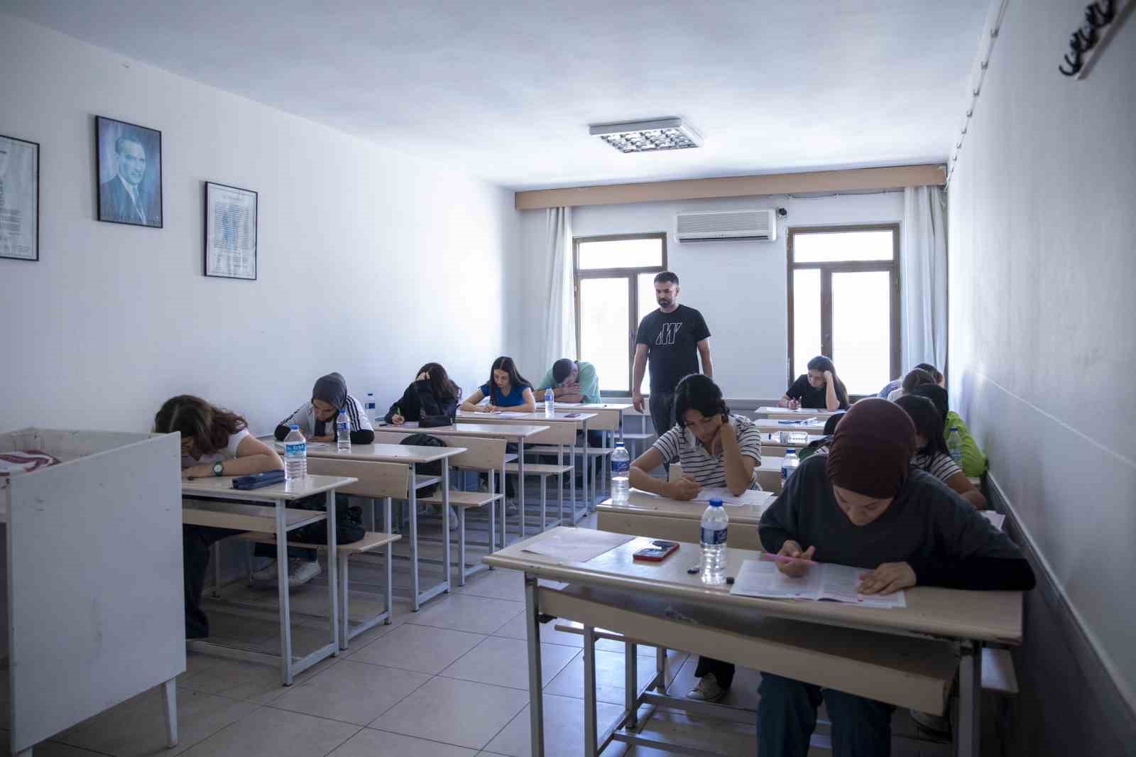 Öğrenciler YKS öncesi deneme sınavına girdi