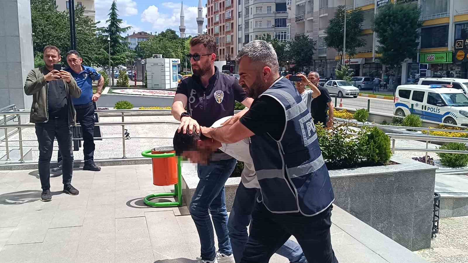 Okul müdürü ve hizmetliyi darp eden şahıs serbest bırakıldı