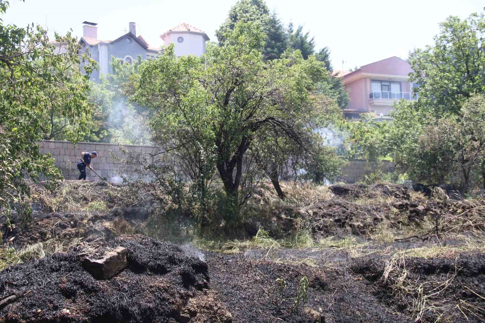 Ot yangını ikametlere sıçramadan söndürüldü