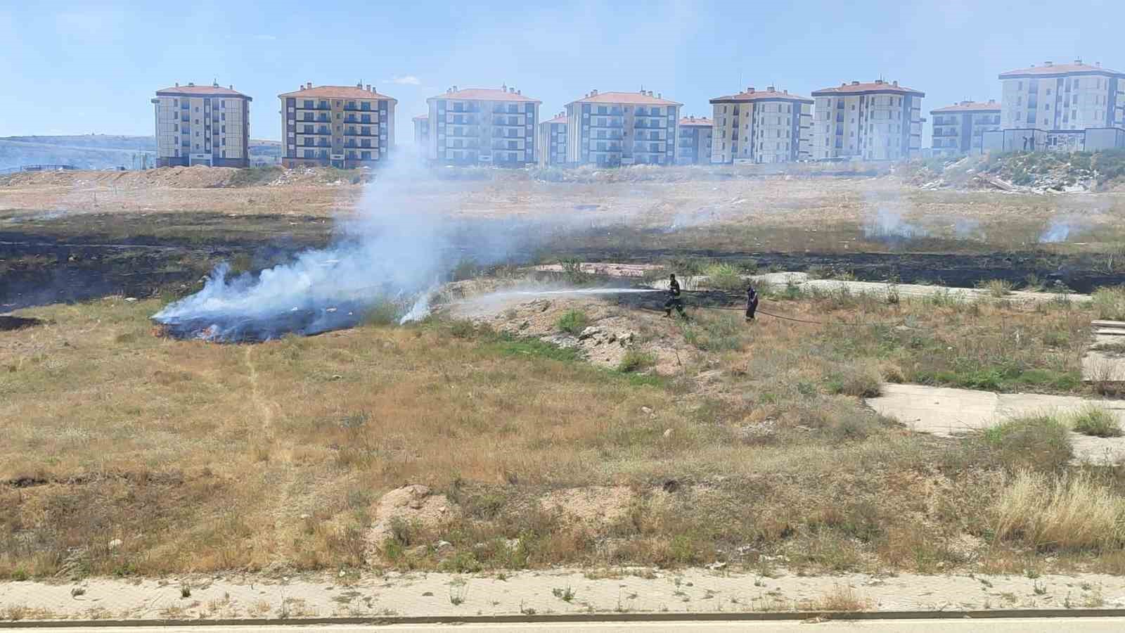 Ot yangını yerleşim yerlerine sıçramadan söndürüldü