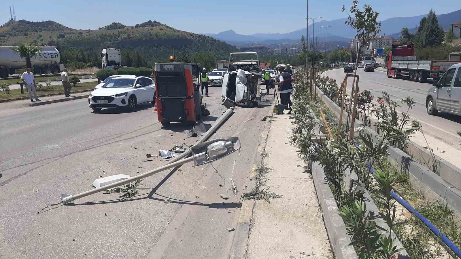 Otomobil aydınlatma direğine çarpıp devrildi: 1 yaralı